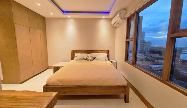 StayLuxia King 3BR 3BA Executive Suite w/Balcony BayView Pool Netflix