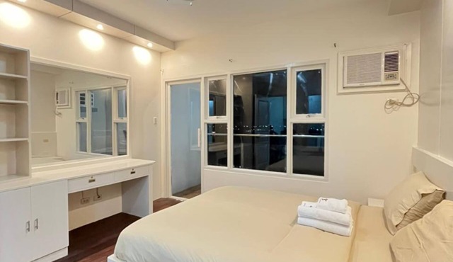 StayLuxia Manilabayview 1BR Junior Suite w/Balcony Pool Gym Netflix
