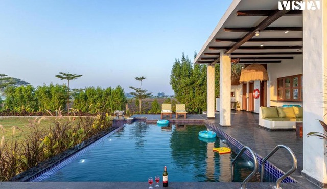 StayVista at Lotus by the lake with Pool, BBQ & Lawn