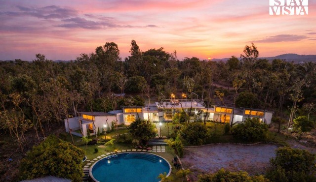 StayVista at SIHAYA with jacuzzi, mountain view & AC