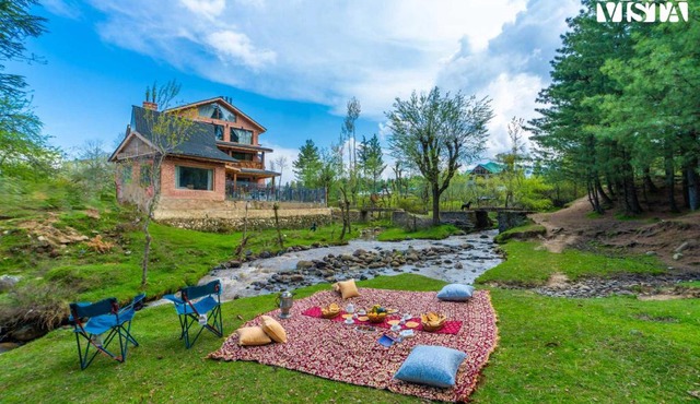 StayVista at Swiss Chalet - Riverside villa in Tangmarg