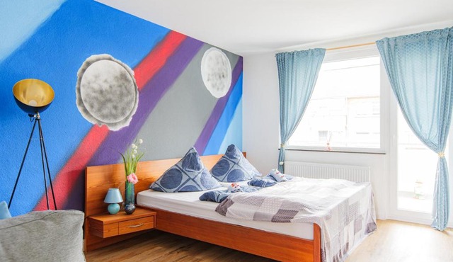 - Stellar Haven Deluxe with Cosmic Design - 3-Room Space-Themed Apartment 75 qm - Central Location - Balcony - Renovated 2024 with TV & Netflix - Full Kitchen - Free Parking - Near Metro & Airport - Galaxy-Inspired Interior -