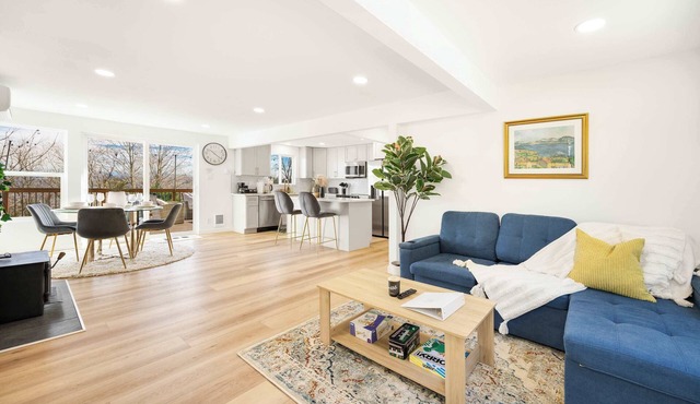 Step-Free 2BR Retreat w/Panoramic Views on Deck