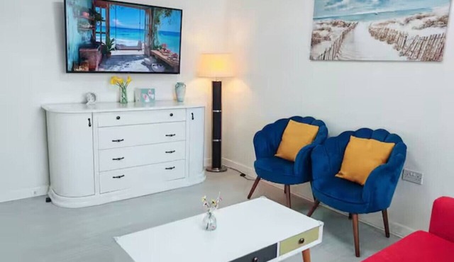 Step-free retreat by the sea with garden & parking