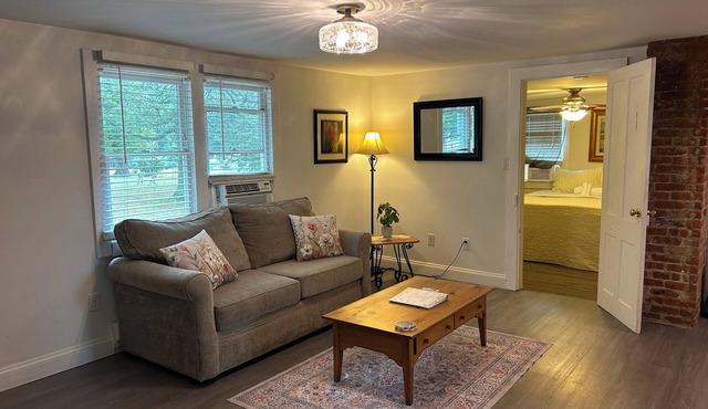 Step into history & unwind at Spring apt a charming 🏡 at the❤️of NYHudson Valley