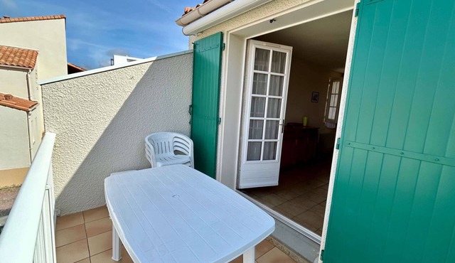 Steps from Vallière Beach: Cozy 6-Person Apartment with Parking, Pet-Friendly, Balcon, and More