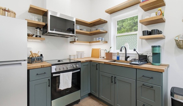 Steps from Bates College, Quiet Cottage Retreat