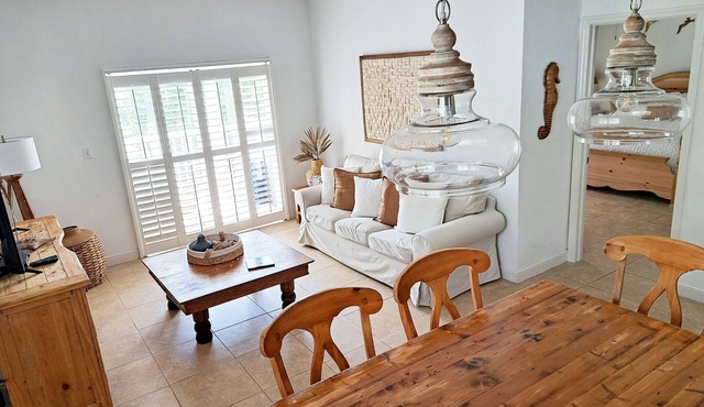 Steps from beach and infinity pool, Golf Cart Optional