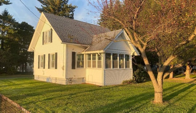 Steps from En-Joie Golf - 3BR Bungalow, Pet-Friendly w/AC & WiFi