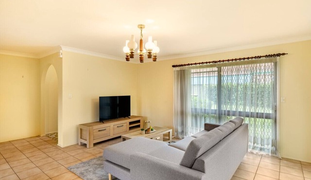 Steps from Mall! Super Convenient 3BR Cozy House