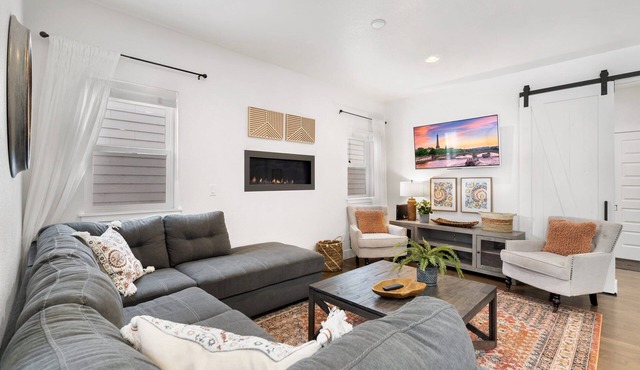 Steps from River & Old Town - Hot Tub & King Bd