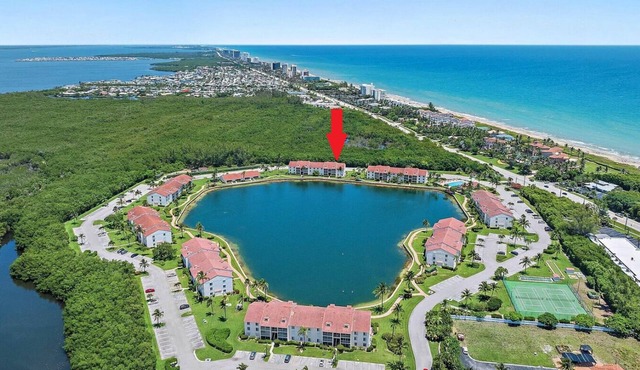 Steps from the beach! Spacious 2-bedroom condo in wonderful Jensen Beach
