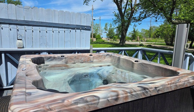 Steps from the beach, Lakeview with Hot Tub