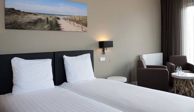 Steps from the Beach, Minutes from Wildlife Parks! Free Breakfast, Parking!
