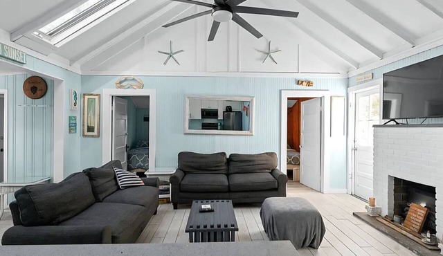 Steps from the beach, Ocean Beach/Seaview border. 5 bedrooms, AC, outdoor shower
