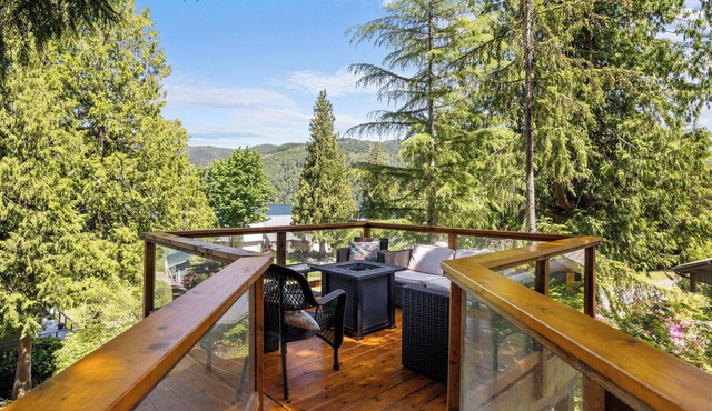 Steps from the Lake - large groups & pets welcome!