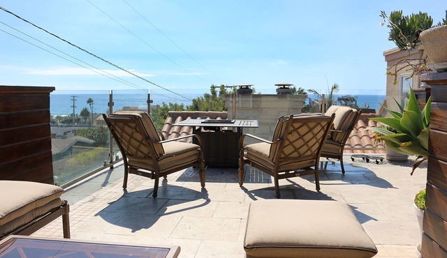 Steps from the sand! New Hermosa Beach House with View and Rooftop Deck