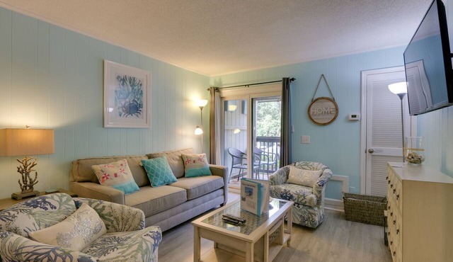 Steps to Beach, Coligny Plaza: Hilton Head Condo!