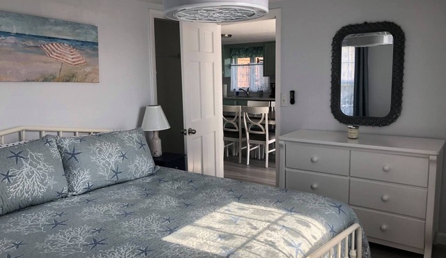 Steps to Beach Entrance #7, 1st floor, 2 Bedrooms, King Bed, Private deck/grill