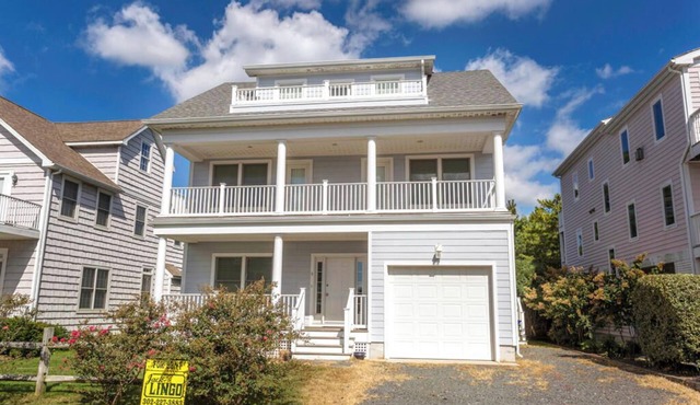 Steps to Beach! Spacious Ocean Block Home w/Multiple Decks & Fast WiFi