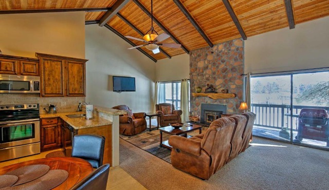 Steps to Golf Course: Condo w/Grill in Pinetop!