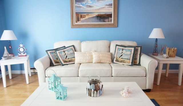 Steps to private beach & heated pool, 1-mile from Main St. shops, AC, & Wi-Fi