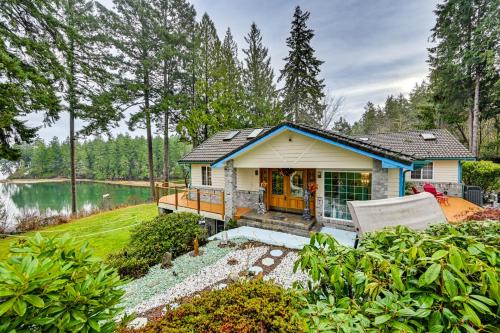 Steps to Shore: Seaside Olympia Retreat w/Hot Tub