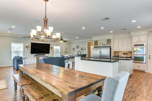 Steps to Surfside Beach: Large Group Gulf Retreat