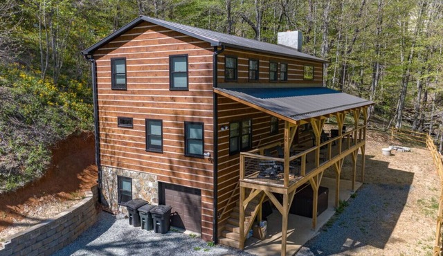 Steps2town, secluded Mountainview Cabins, sleeps20