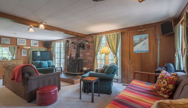 Still available for July 4th weekend, 3rd night free ! Government Camp