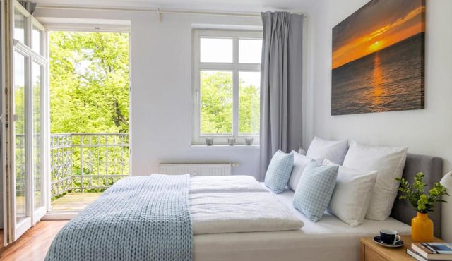 Stilvolle Ferienwohnung mit Balkon & Parkblick nahe Strand - VILLA KAETHE am Kurpark