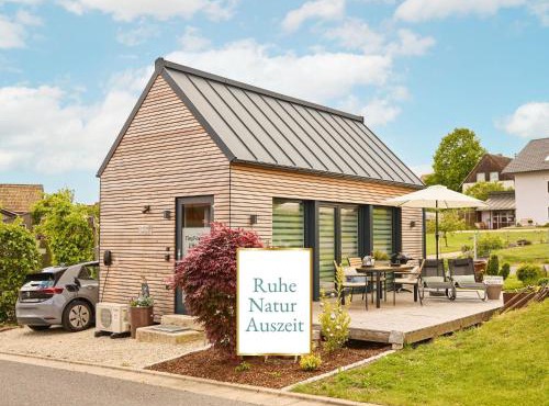 Stilvolles Design-Tiny-House mit Terrasse & Hund