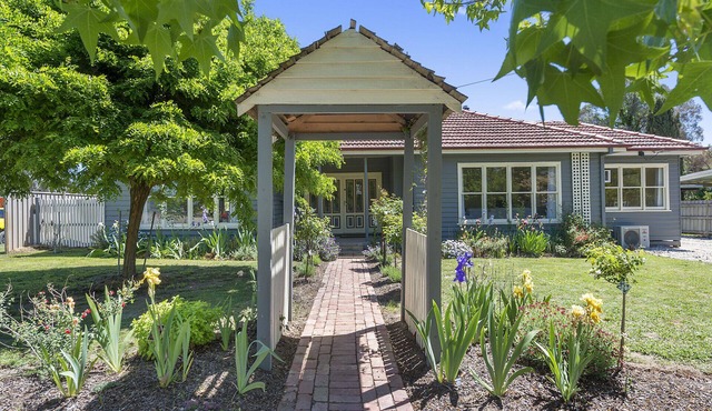 Stirling Croft Mansfield | Family Retreat for 10 Near Mt Buller | Pet-Friendly