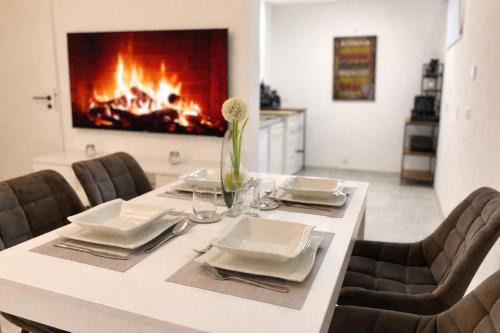STN Business Suite - Ferienwohnung mit Parkplatz & Balkon, Terrasse & Fußbodenheizung, Netflix Premium, Zentral zu Audi & Schwarz Gruppe