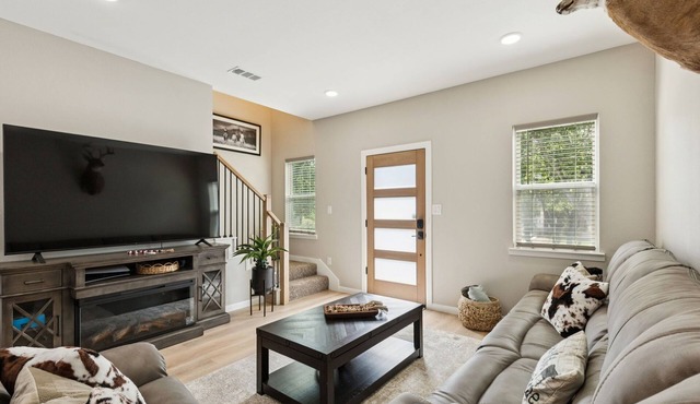 Stockyard Summit - Stylish New Home 2 Min to Fort Worth Stockyards. Sleeps 8!