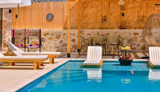 Stone architecture villa for 5 people with sauna and jacuzzi in nature