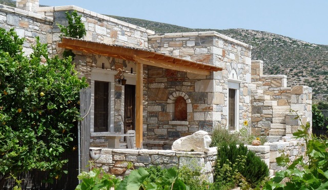 Stone-built houses Azalas, very quiet, directly by the beach, with fireplace