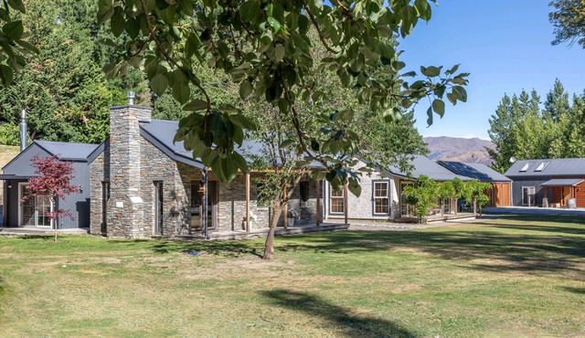 Stone Cottage with wood fire & mountain views