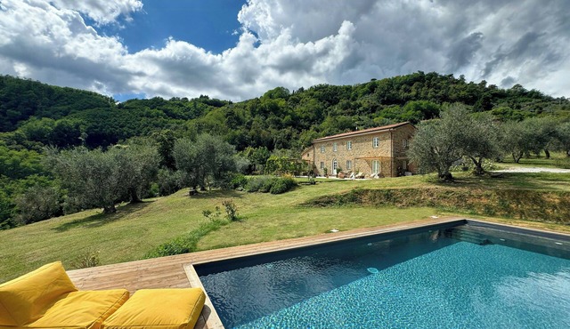 Stone farmhouse between Florence and Lucca