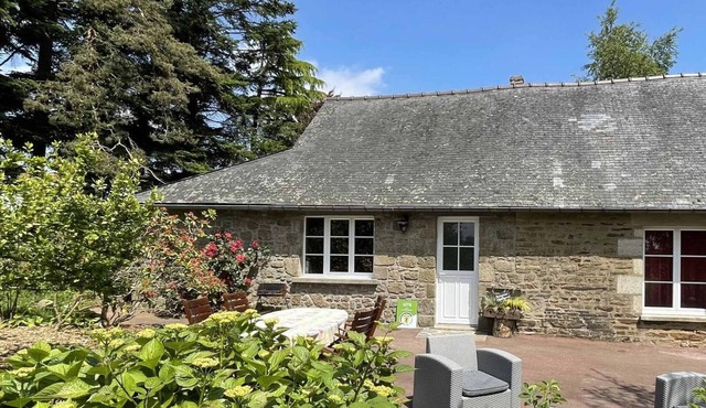 Stone house with garden in Normandy, wifi included