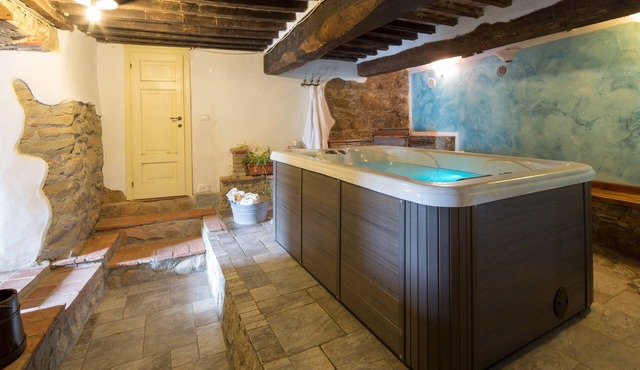 Stone Rustico with Jacuzzi, Infrared Sauna Escluiva