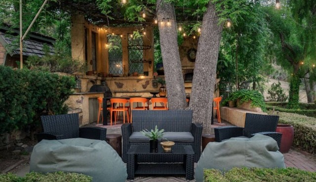 Stone & Thistle Cottage: Spa, Tavern,Airsoft Range