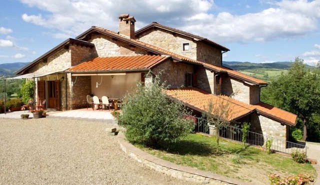 Stone villa situated in a panoramic position between Arezzo and Firenze, in the Casentino Valley. Th
