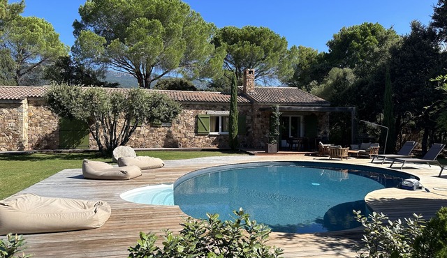 Stone villa with private heated pool + parking place downtown