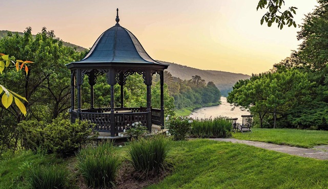 Stonehaven Catskills - Sauna, Riverfront & Family!