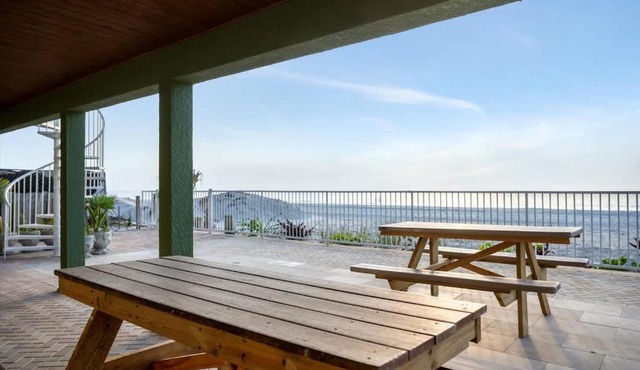 Stones Throw Beachfront Family Suite #3 VIEWS