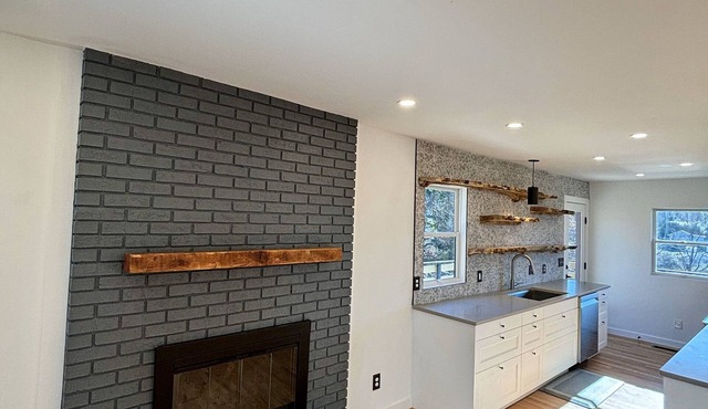 STONES THROW CHATEAU: Modern-Rustic 4 BR/2BA Mtn View Home close to EVERYTHINGnn