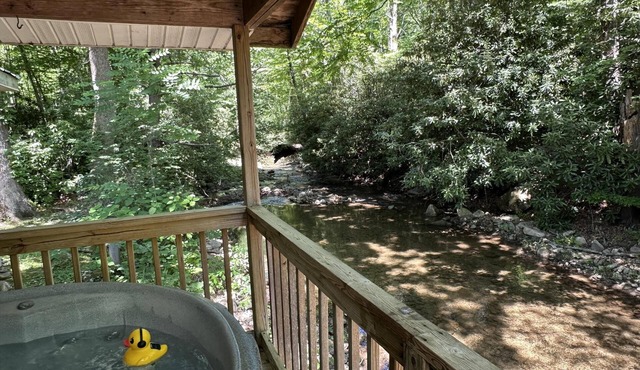 "Stoney Fork Creekside Cottage: Relax by the Creek with Hot Tub Bliss"
