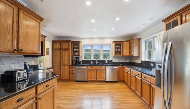 Stowe Away: spacious 5 br, fireplace, a/c, views!