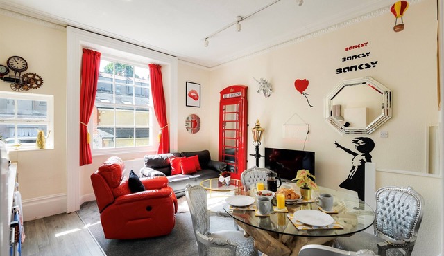 STR8BS8 Banksy 2-Bedroom Apartment, Clifton, Parking & Garden